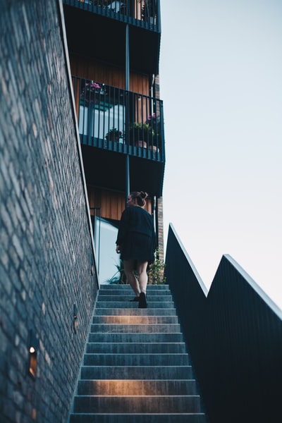 女人走路和建设
